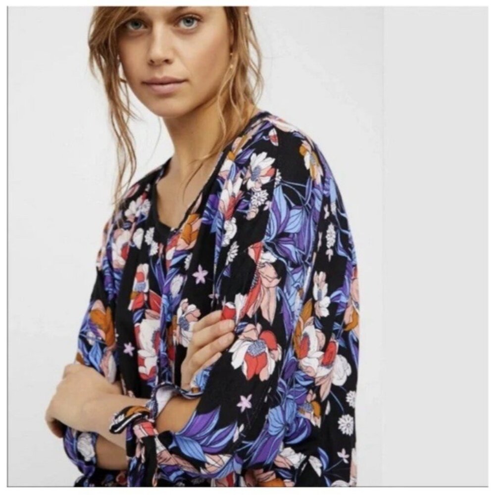 Free People Keepin' On Tee Knit Blouse Twist Front Blue Floral Dolman SZ Medium